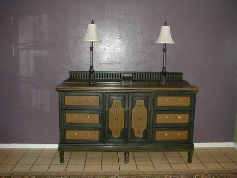 A traditional yet classy dressing table gives an asthetic touch.