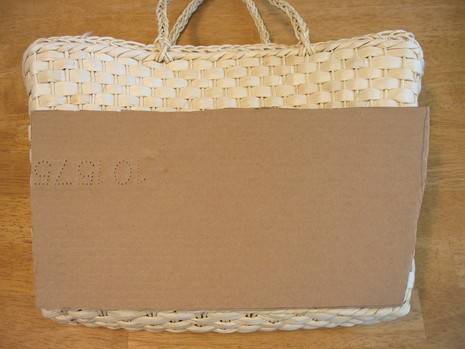 Tote bag prepared with flat wire.