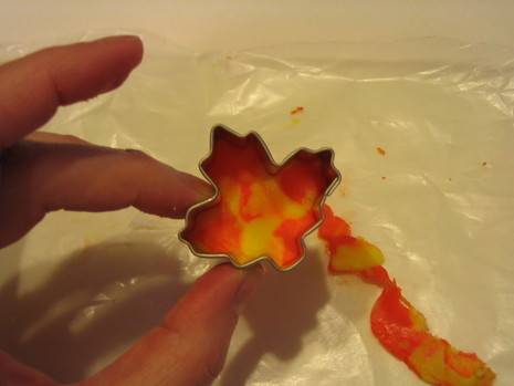 Candy corn fondant preparation for decoration using simple tools.