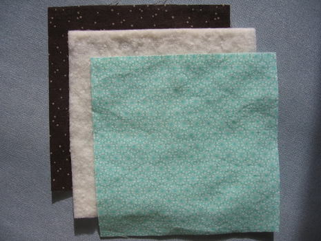 It shows that how to sew a fab fabric coaster.