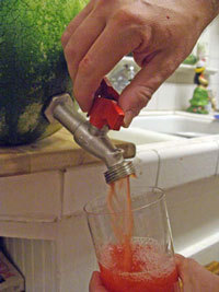 Use watermelon in different ways in summer, use a watermelon tap.