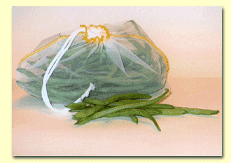 Green beans in a reusable produce bag.