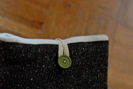 "Makeover of an iPad Sleeve with Secondhand Stuff"