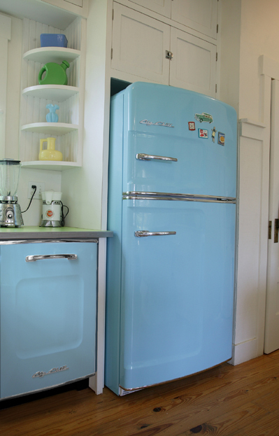 Here’s a great retro cottage kitchen with a new retro dishwasher