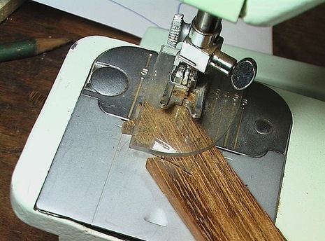 Redesign your old sewing machine into scroll saw.