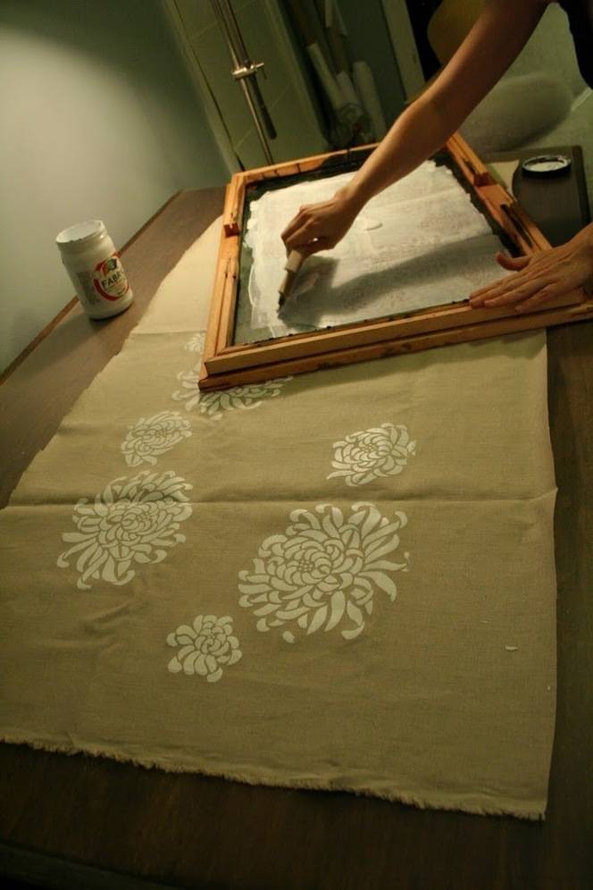 Credit: ecab [http://www.ecabonline.com/2010/11/diy-screen-printing-and-re-covering.html]