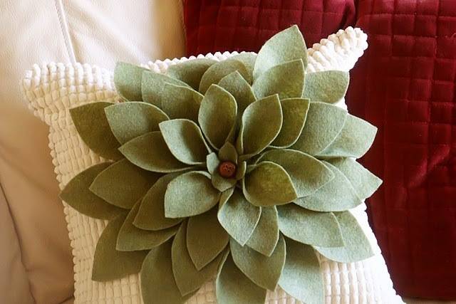 Tutorials useful for making flower shaped pillows.