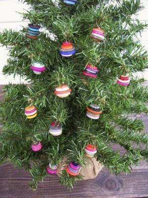 DIY Christmas tree using colorful buttons.