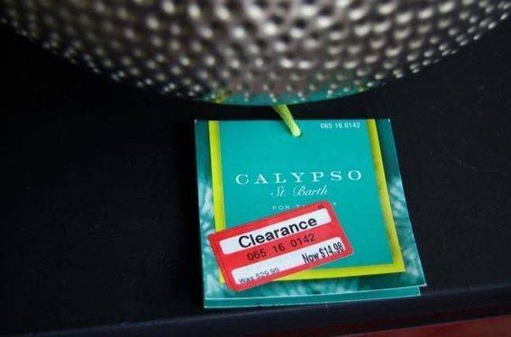 An information badge hanging from an item with the word clearance on it.