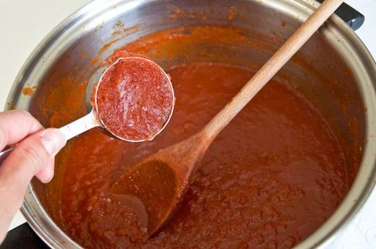 DIY recipe to make healthy spicy ketchup .