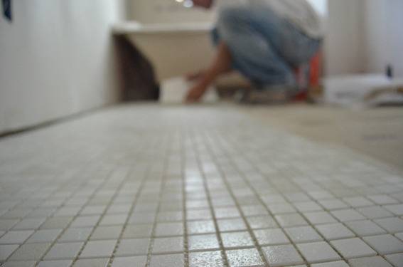 Setting the floor tile