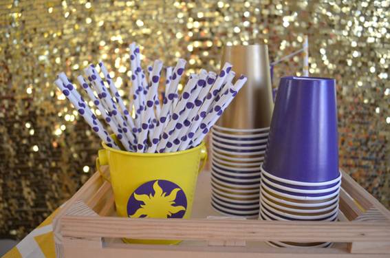 Paper cups and straws in a tray in party.