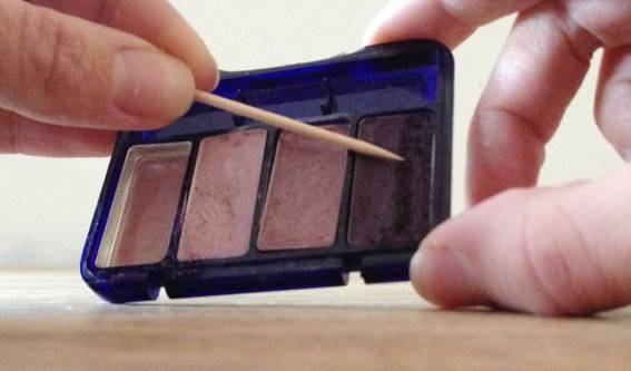 diy matte nail polish: scrape eyeshadow