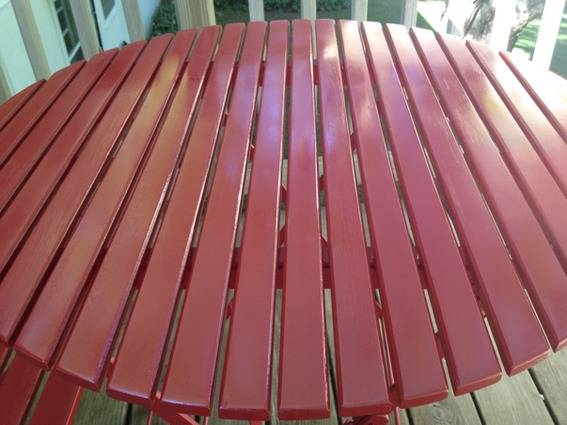 Red slats make up a round table.