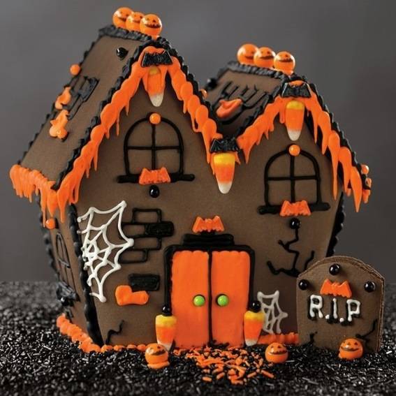 "Insipiring Haunted Gingerbread Houses"