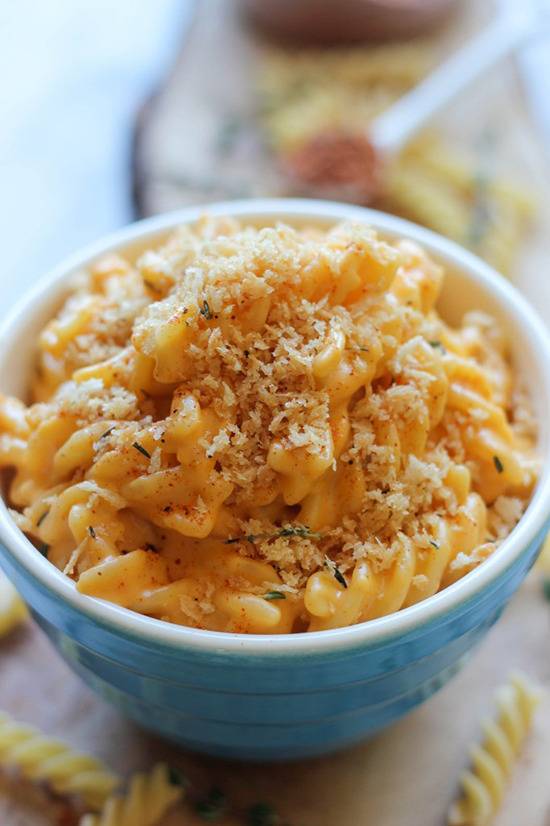 Bread crumbs top spiral pasta mac and cheese in a blue bowl l