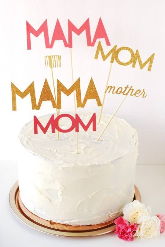 A white cake has Mom and other forms of endearment written on it.