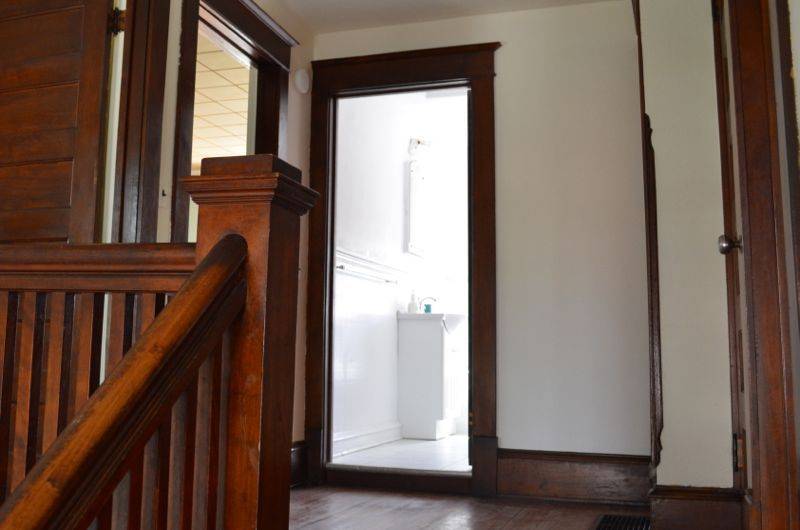 Curbly House Tour // Bathroom (Step) - Before