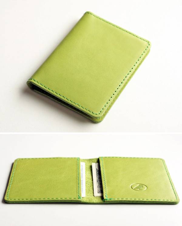 Purse and card holder in green color.
