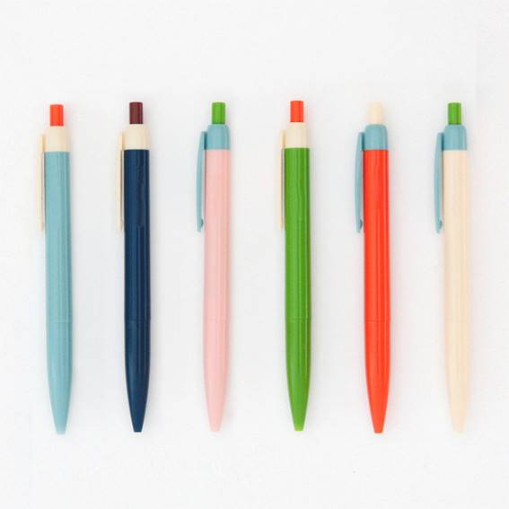 Colorful pens are lined up as six of them.
