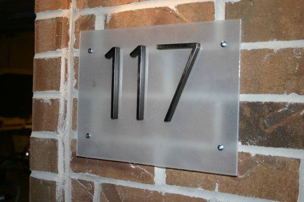 House number plate with number 117.