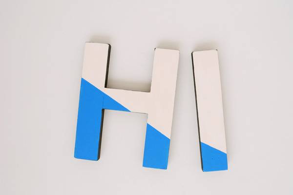 The word Hi is written on blocks in blue and white.