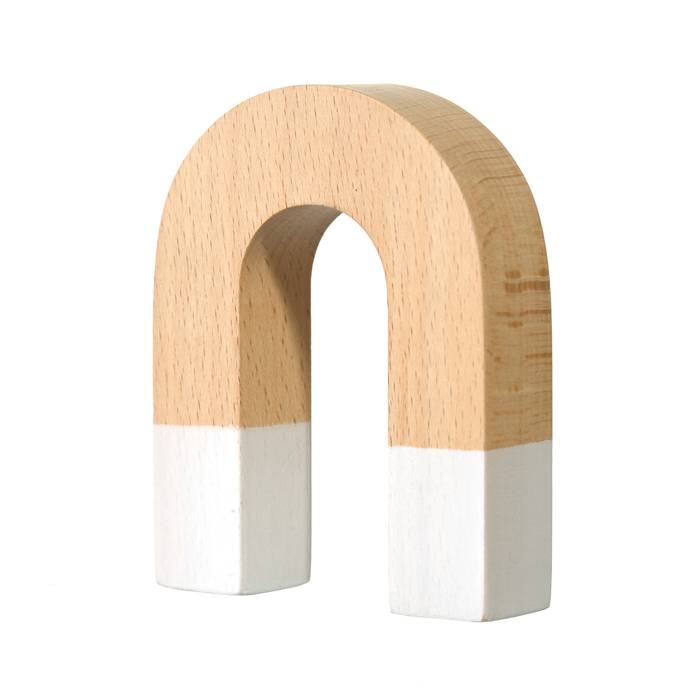 A wooden horseshoe design has white tips.