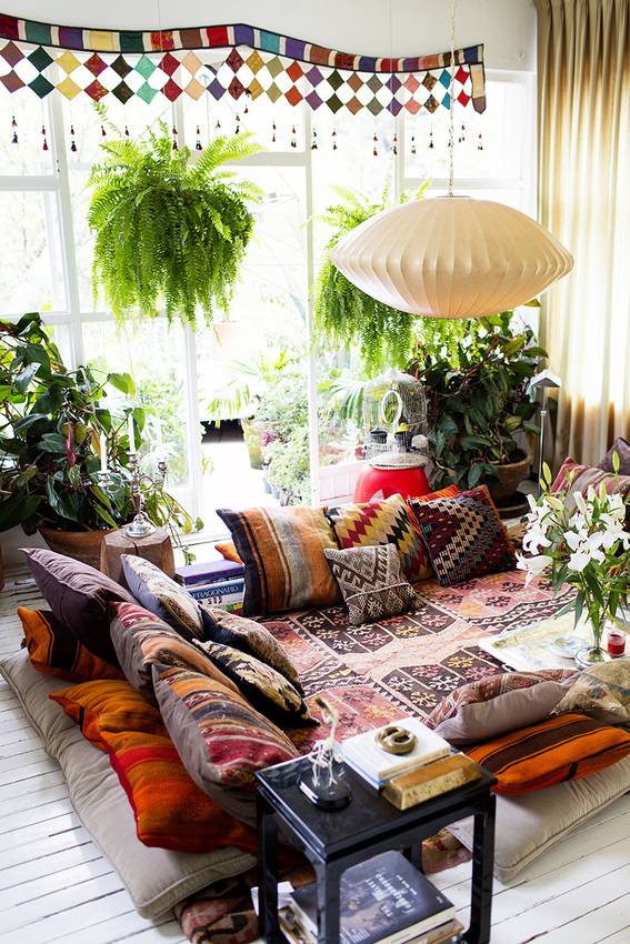 Beautiful bohemian spaces - Floor seating (Style Thirst)