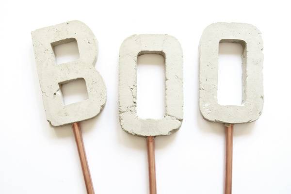 The word Boo is made out of letters on sticks.