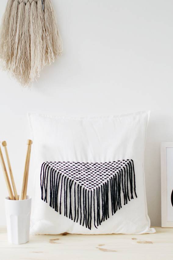 Yarn embellished pillow - Fall for DIY