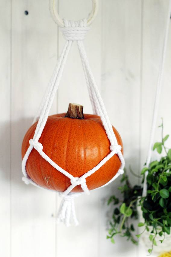 Macrame hanging pumpkin - Fall for DIY