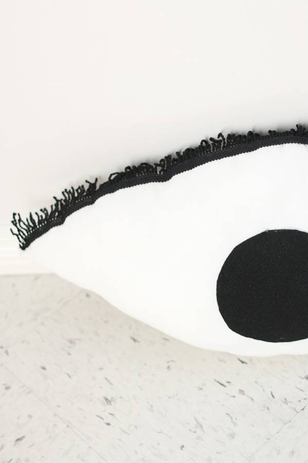 Modern and Minimal Eye Pillow | Hello Lidy for Curbly