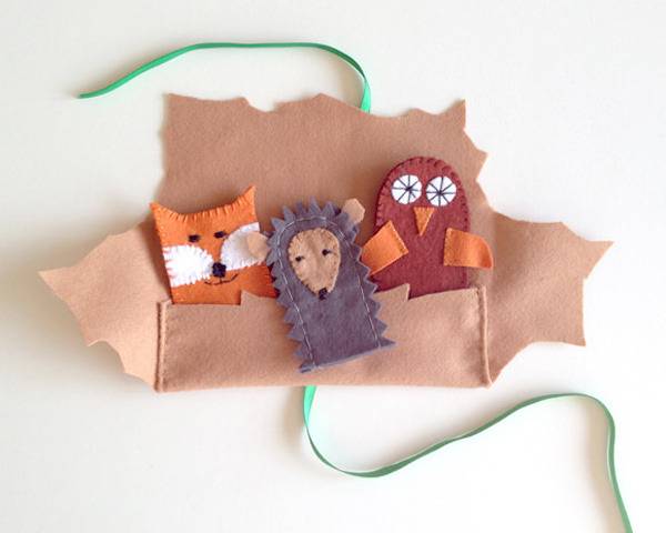 A rustic felt pouch holds felt Fox, mouse, and owl.