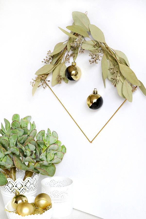 DIY minimal holiday wreath