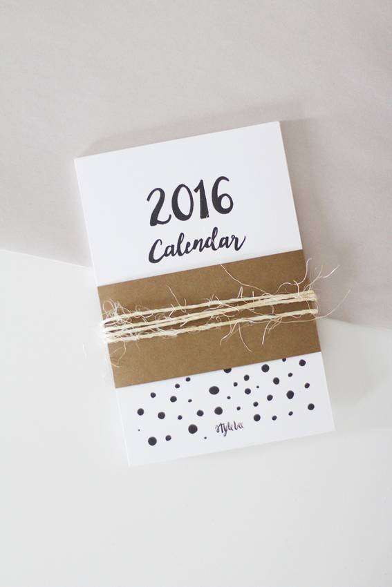 Calendar of 2016 year is bundled with thread.
