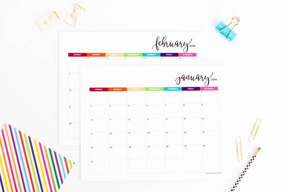 Organize your working desk by colorful printable calendars