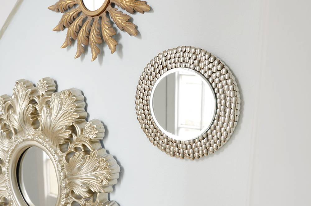 Thumb tack mirror - glamorous and  simple