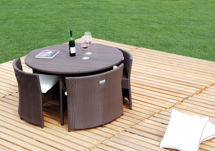 Shopping Guide: 10 Space-Saving Outdoor Dining Tables