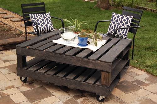 rolling patio table pallet project idea