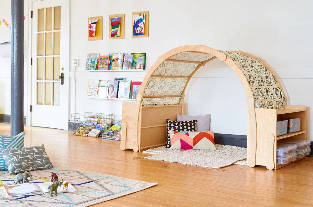 A nursery school with a resting area under an arch.