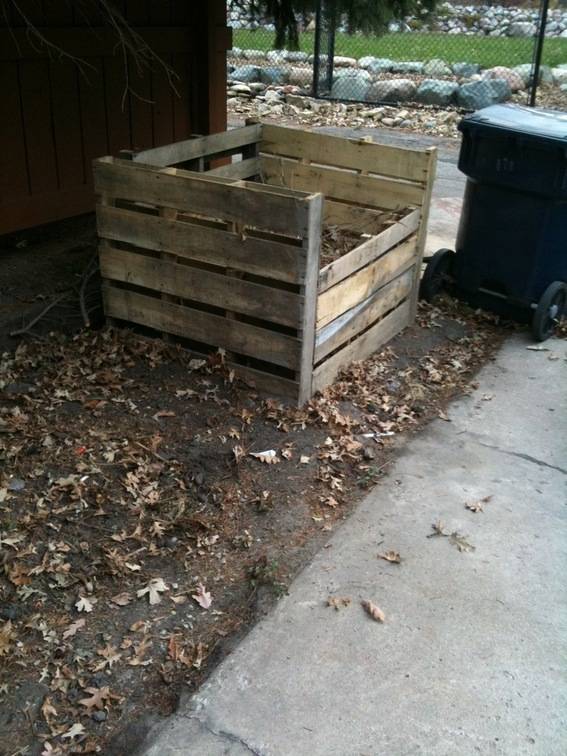 A small enclosed garden made up of pallet skids.
