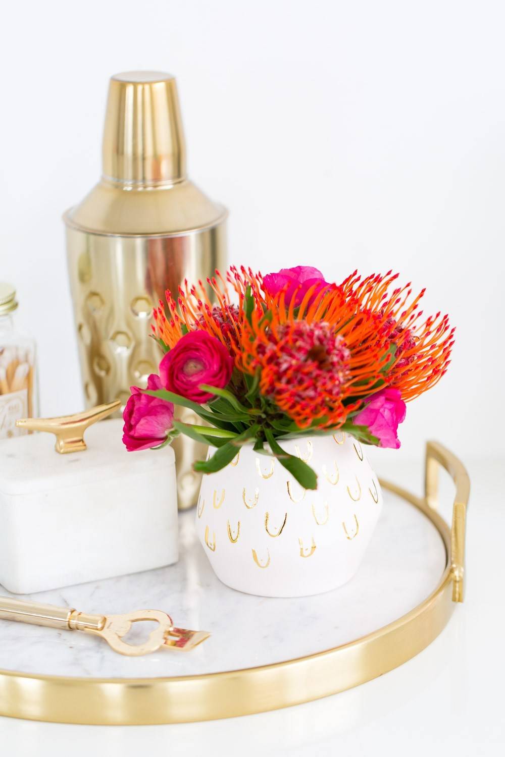 Roundup: 10 Glamorous Gold DIYs For Your Office