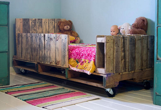 wood pallet bed, toddler bed, kids eco furniture, recycled materials, DIY, pallet bed, shipping pallets, lori danelle