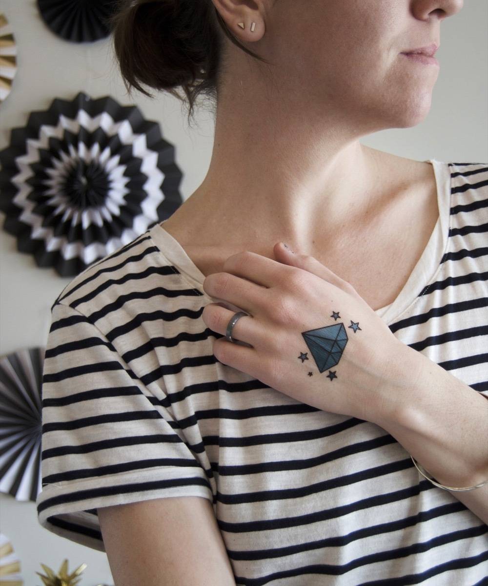 Celebrate New Year's Eve in style with these DIY temporary tattoos!