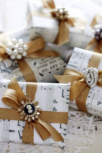 10 Creative Alternatives To Store-Bought Gift Wrap 