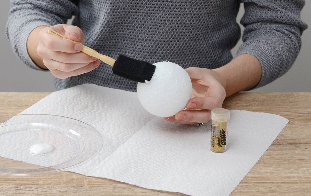 How-To: Gold Thumb Tack Ornament