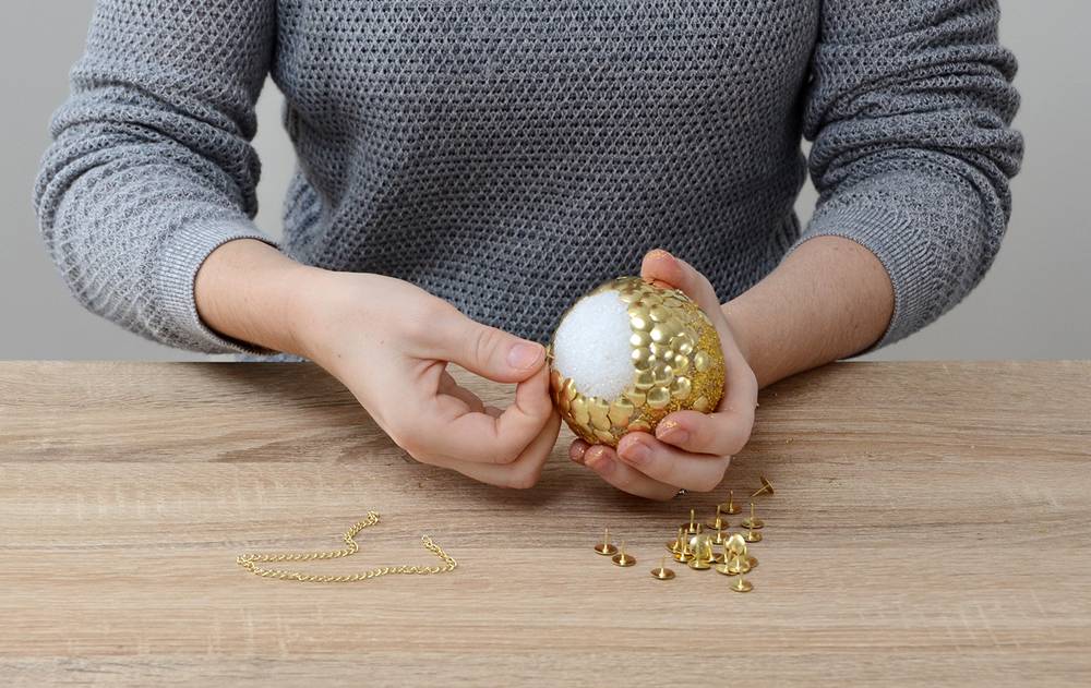 How-To: Gold Thumb Tack Ornament