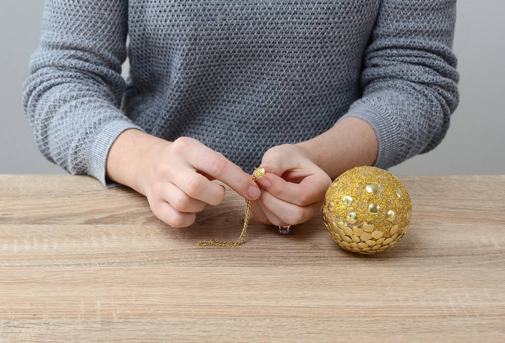 How-To: Gold Thumb Tack Ornament