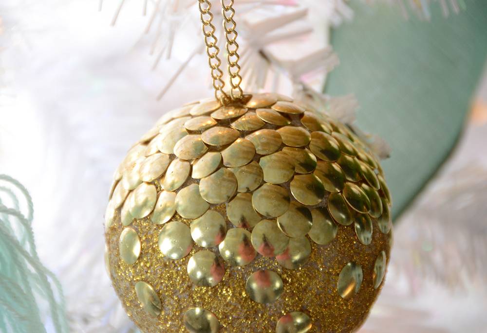 How-To: Gold Thumb Tack Ornament