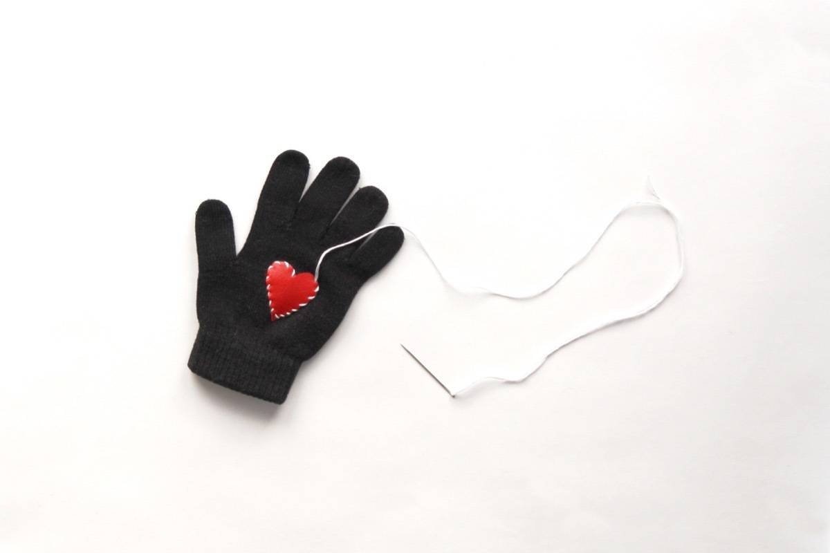 4 Ways to Perk Up Your Winter Wear: Stitch vinyl shapes to gloves